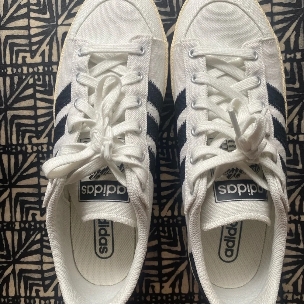 adidas JUMP HOOK SHOES White Sneakers with Black Stripes, Unisex 8.5M/9.5W